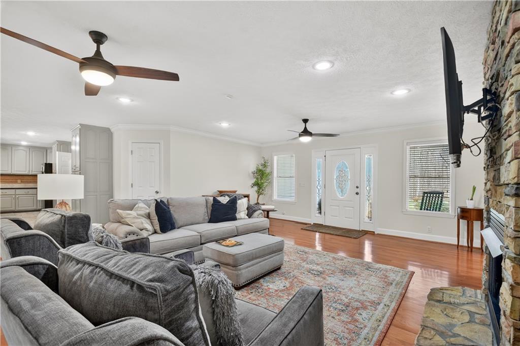 7634 Chatsworth Highway