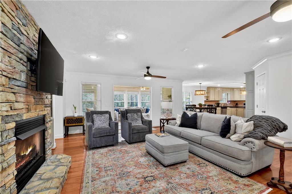 7634 Chatsworth Highway