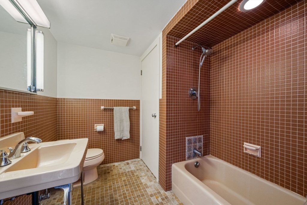 15 Westview Dr
