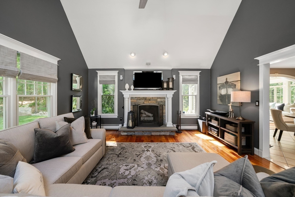 23 Longwood Dr