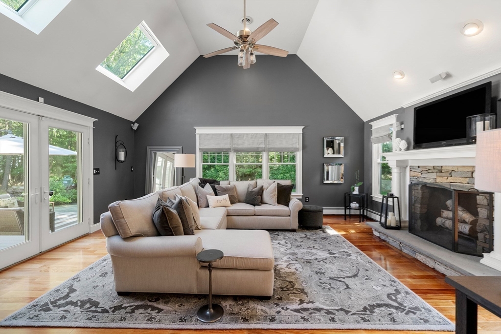 23 Longwood Dr