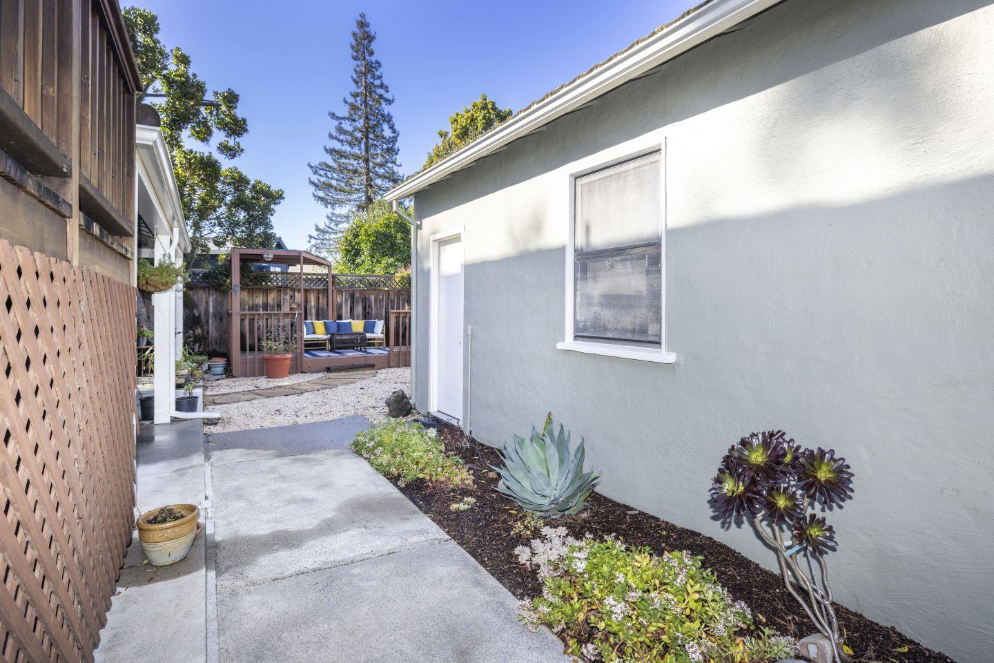 2000 Saint Francis WAY