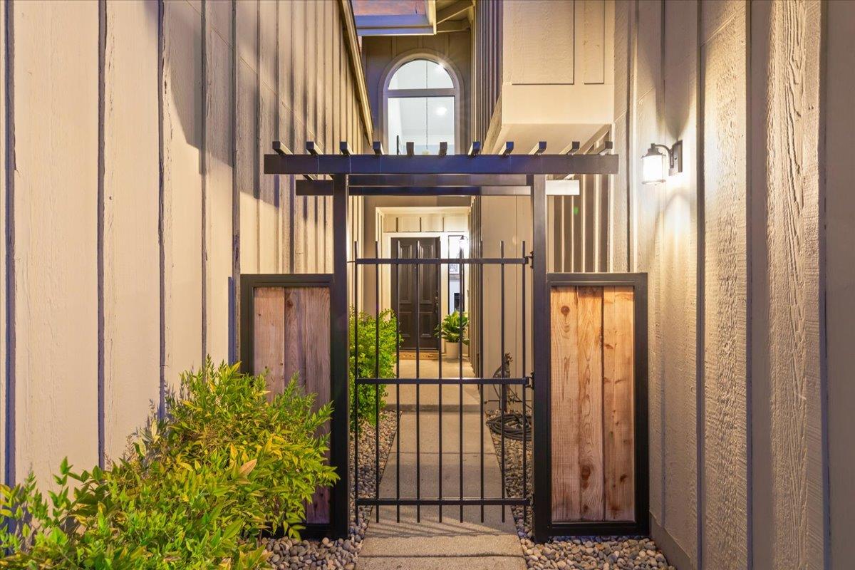 17380 Carriage Lamp Way