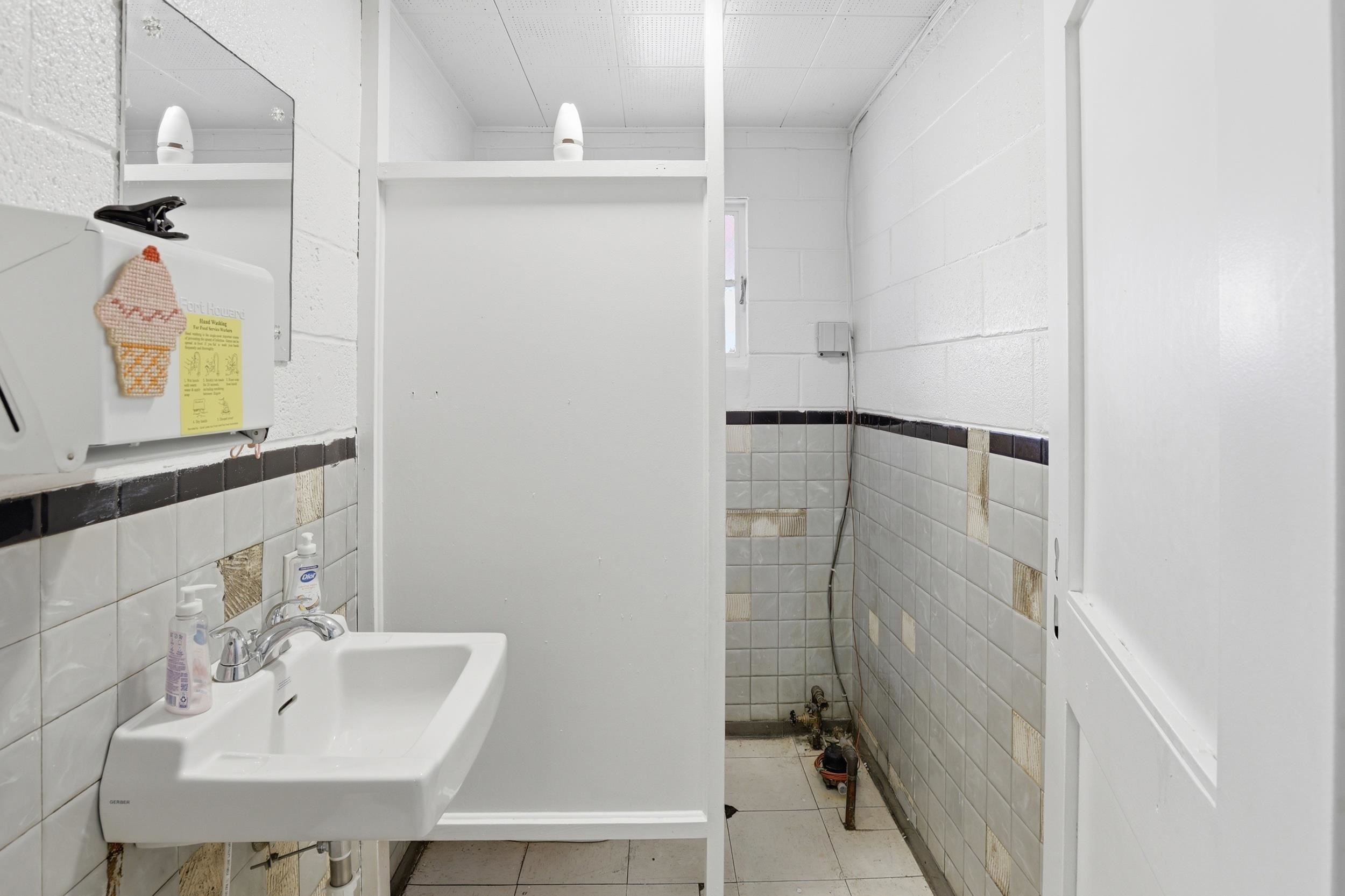 200 N Henry Street Unit: 201 N Linn