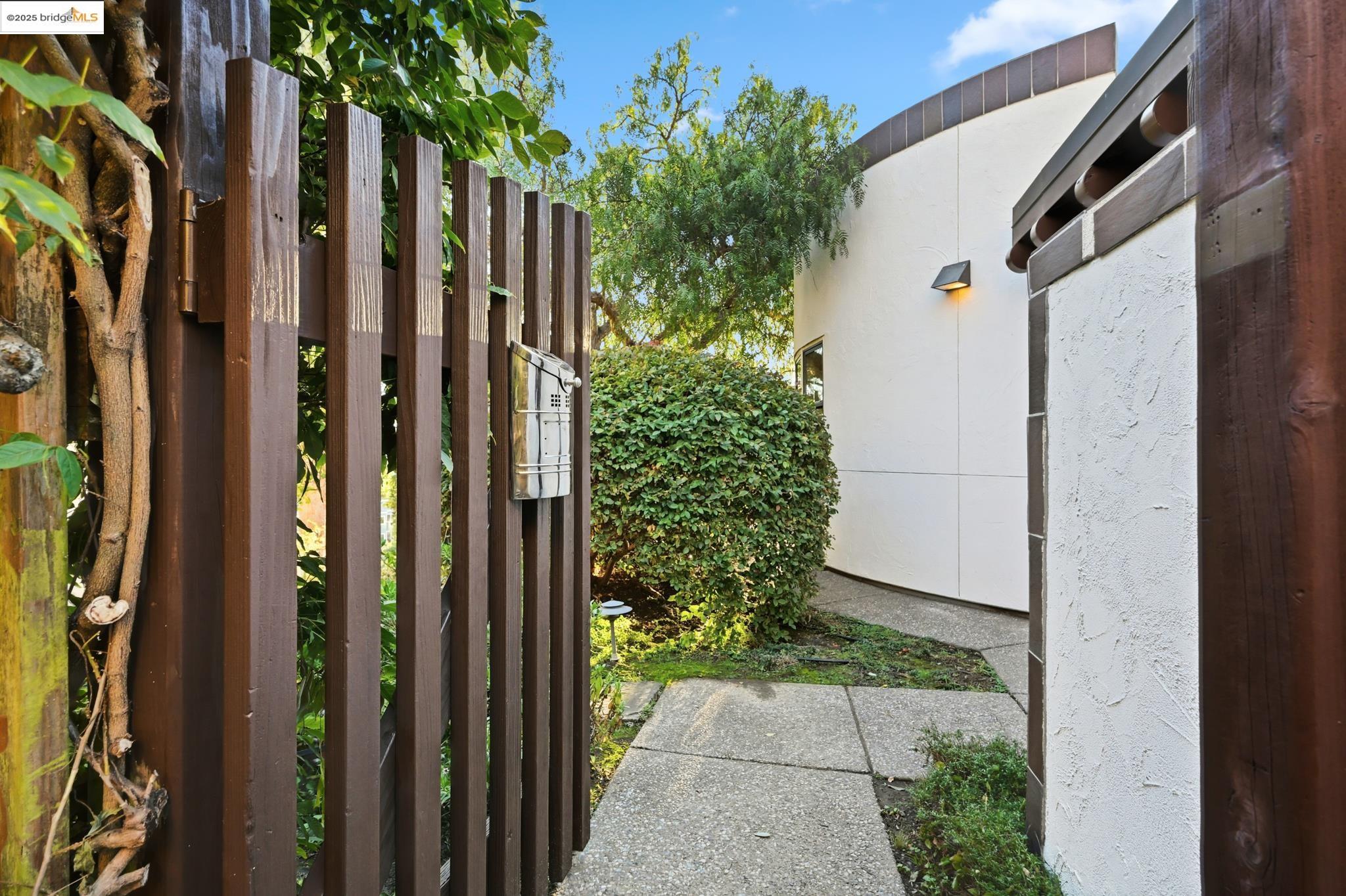 5729 Buena Vista Ave