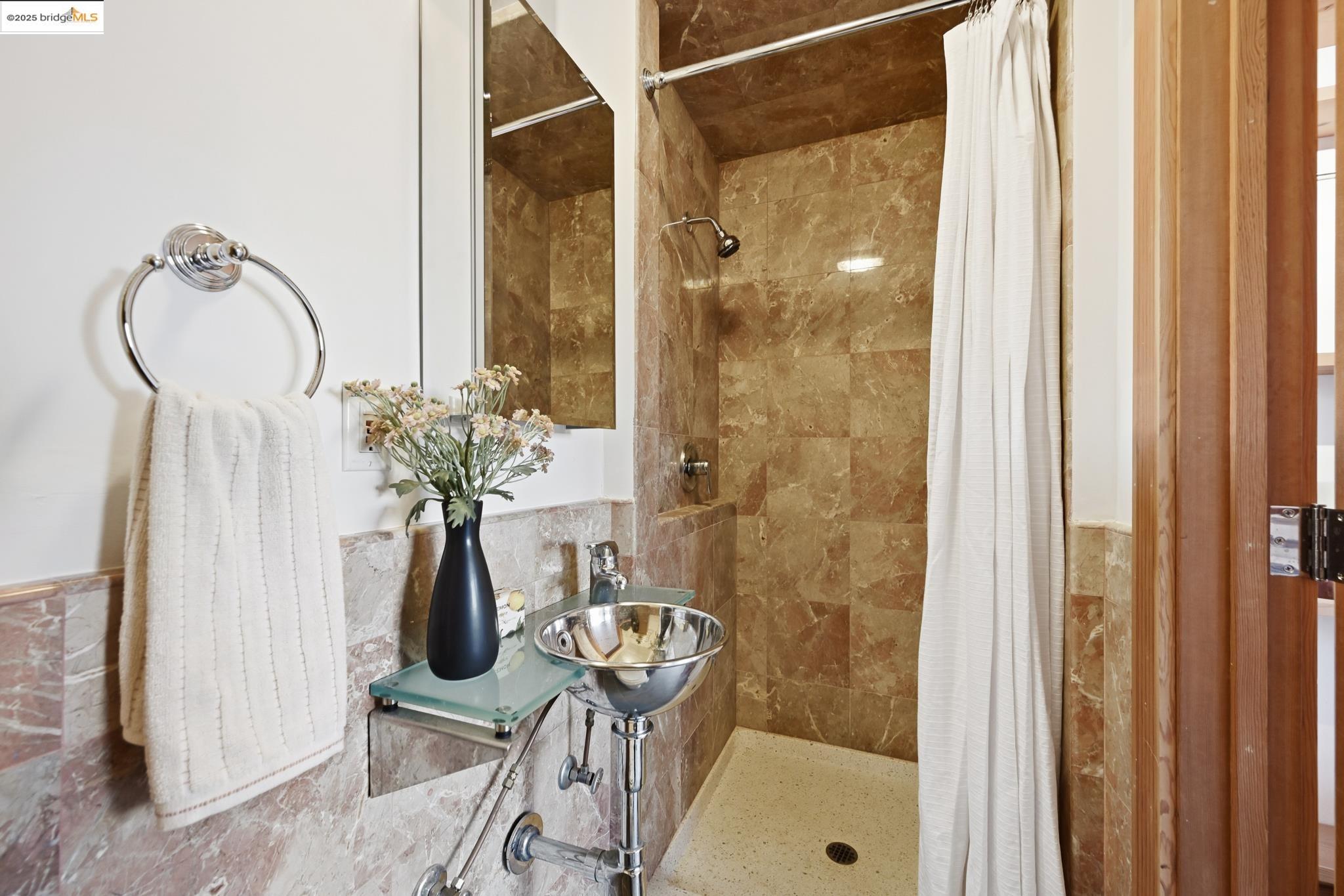 5729 Buena Vista Ave