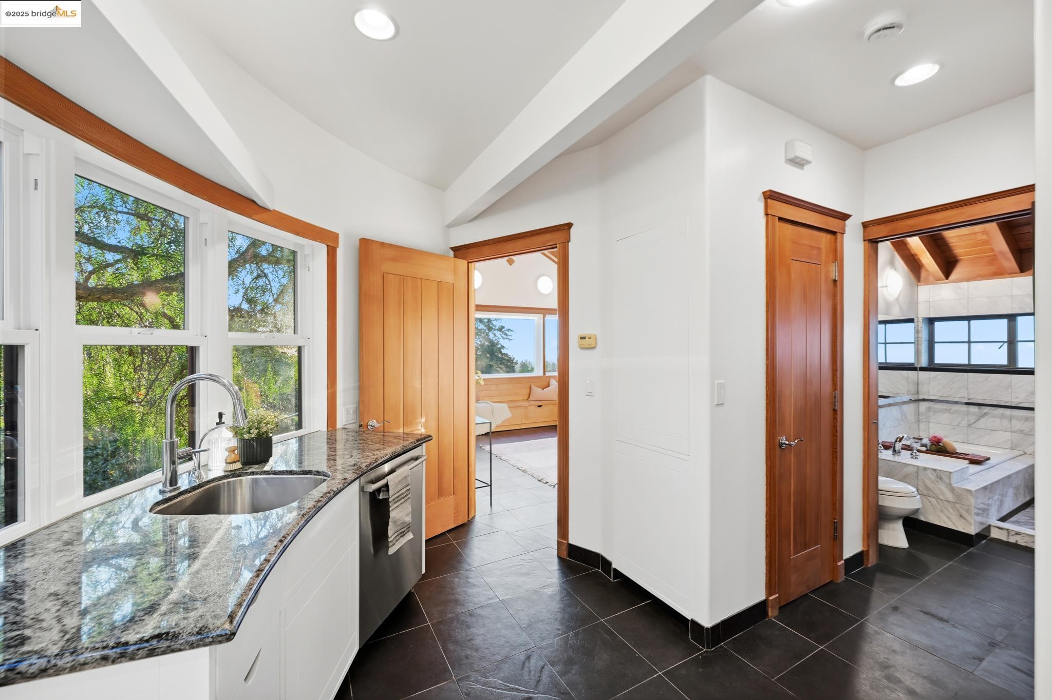 5729 Buena Vista Ave