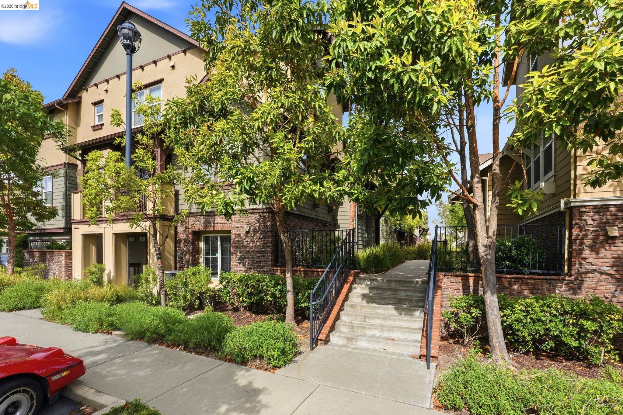 104 Serra Way