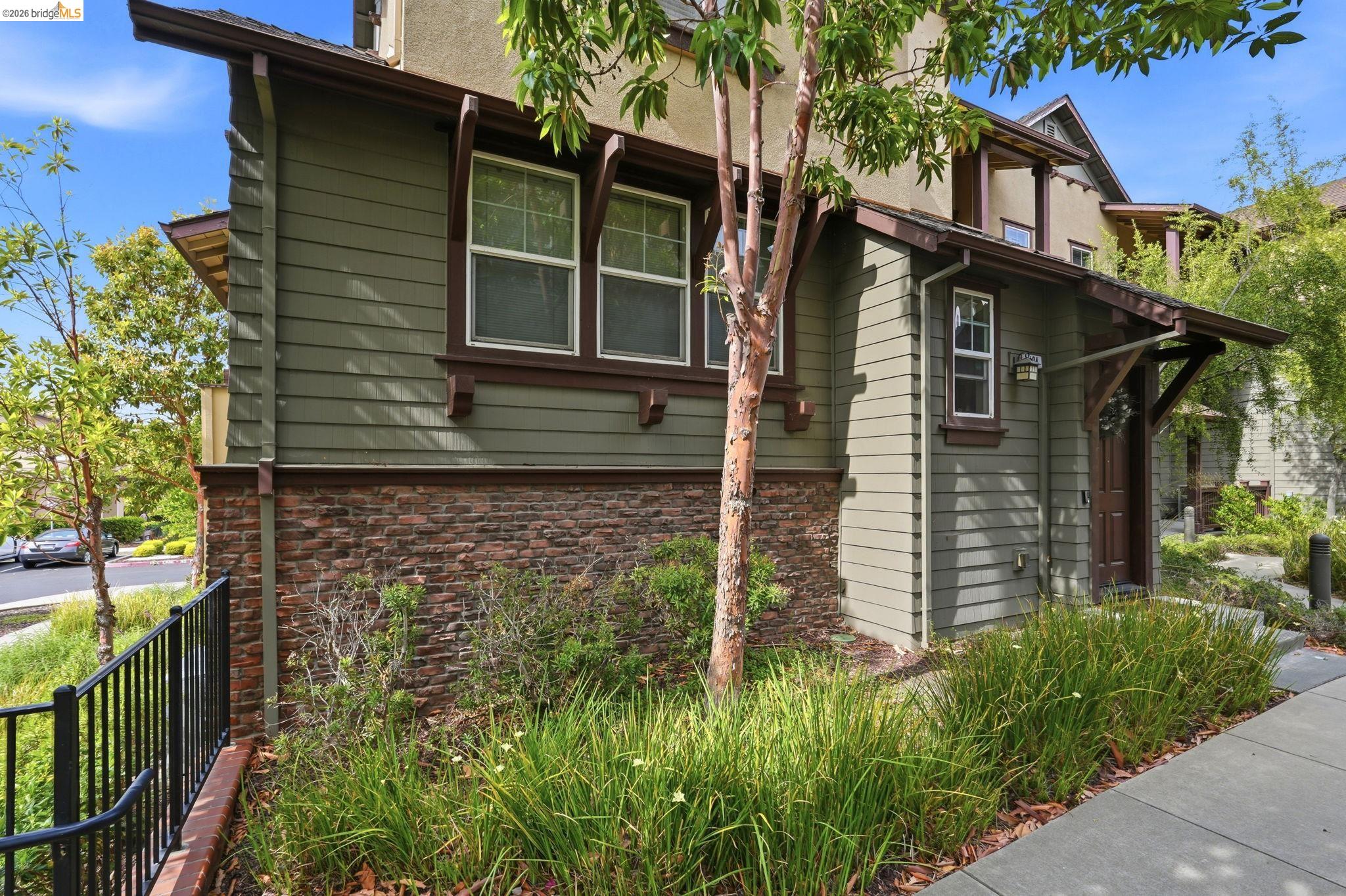 104 Serra Way