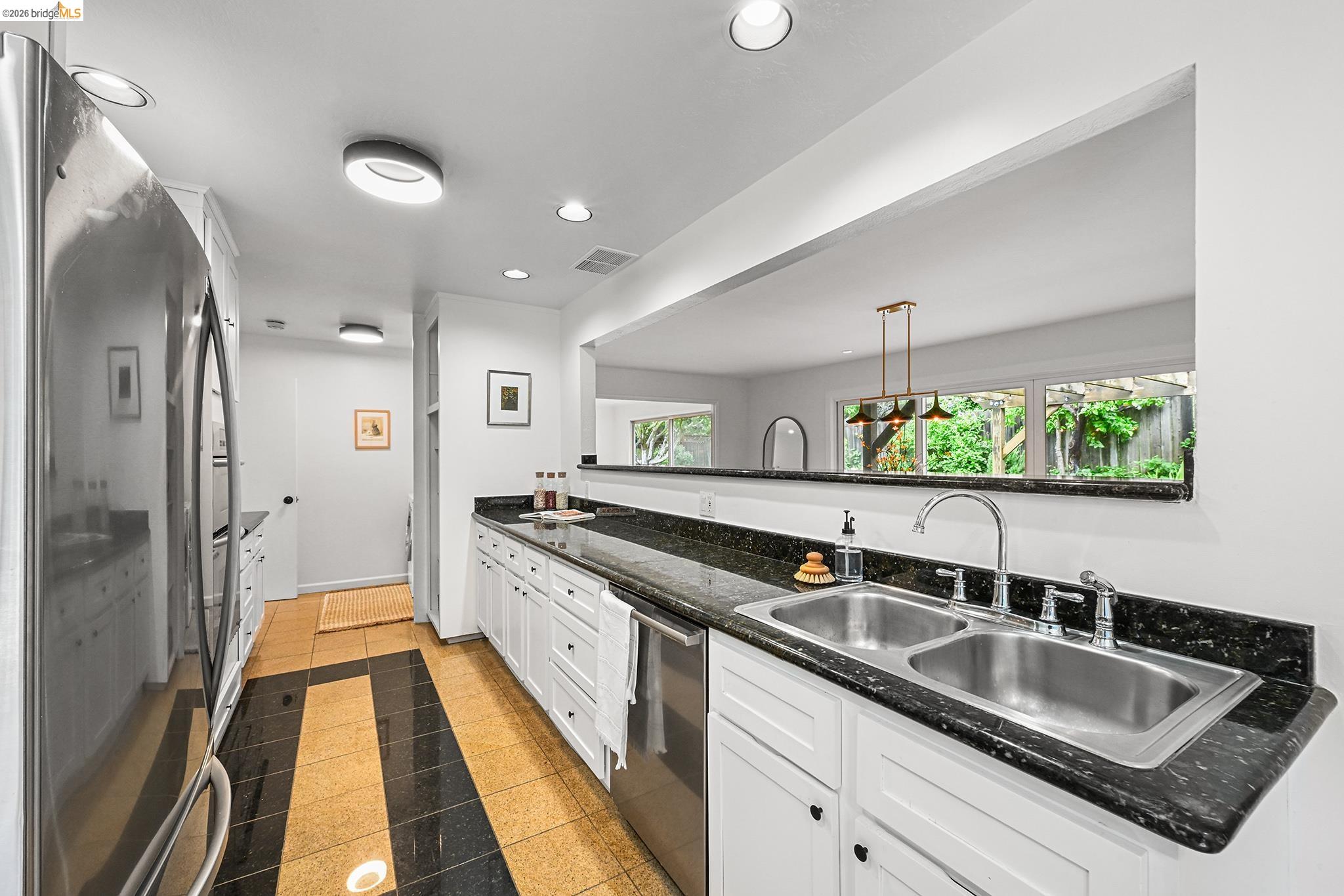 4139 Laguna Ave