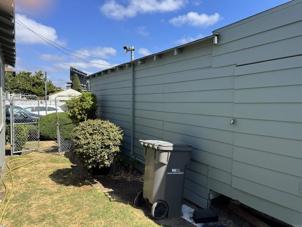 10407 10411 Pontiac Street