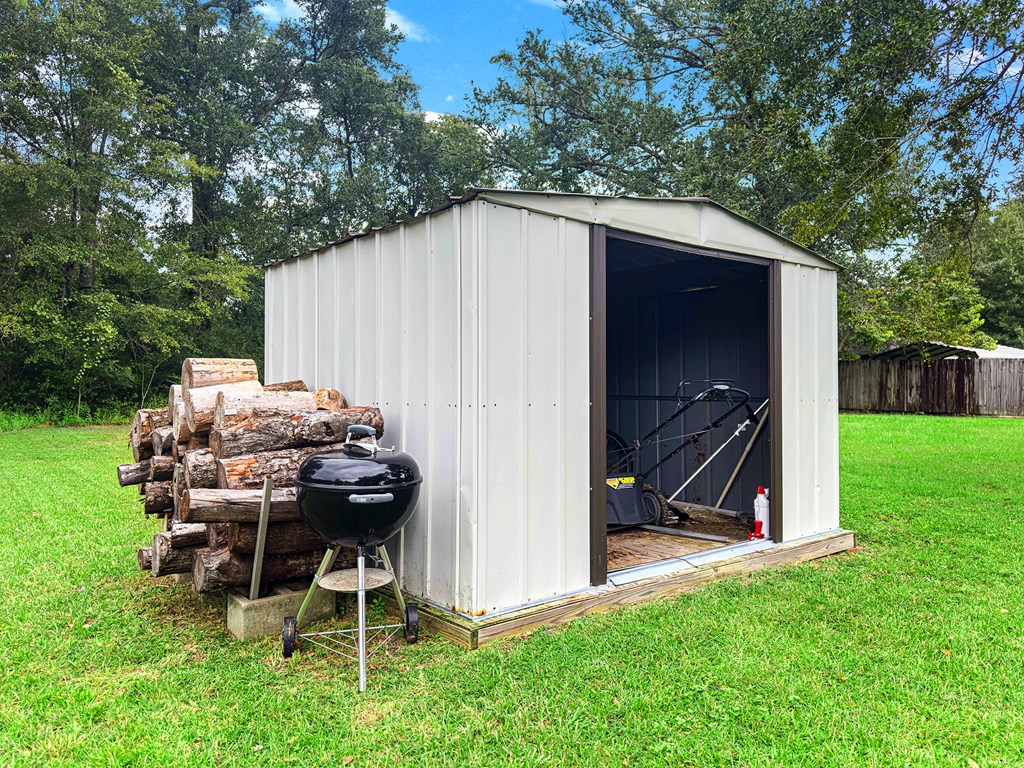 135 Pridgeon Ln, 32465