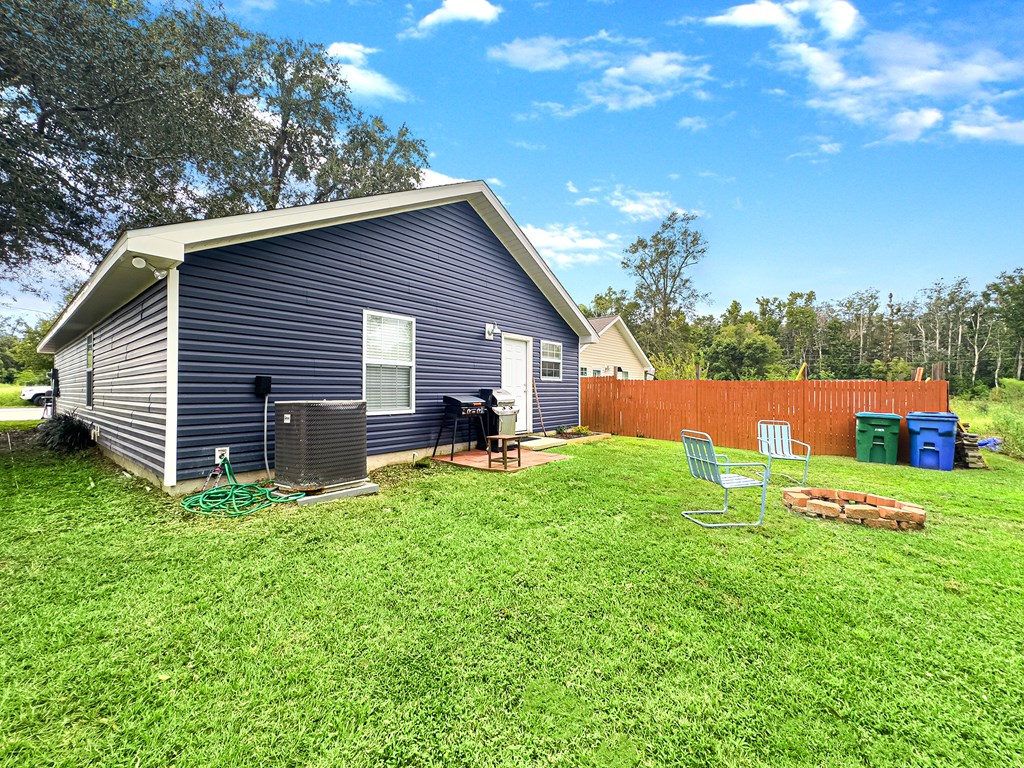 135 Pridgeon Ln, 32465