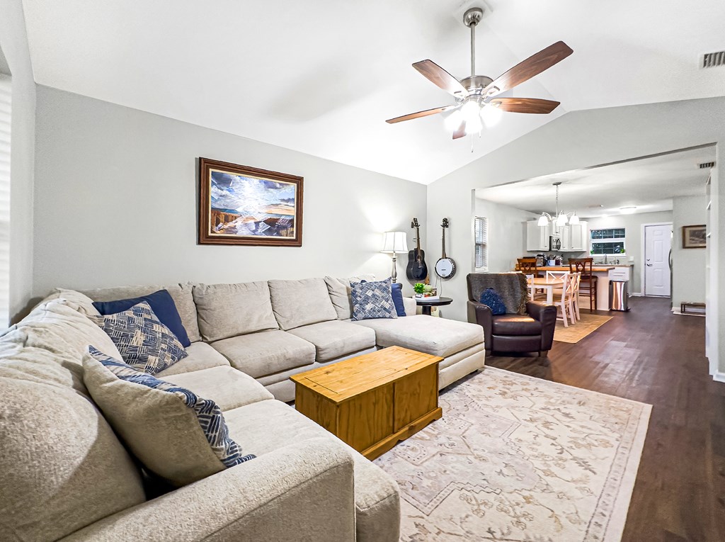 135 Pridgeon Ln, 32465