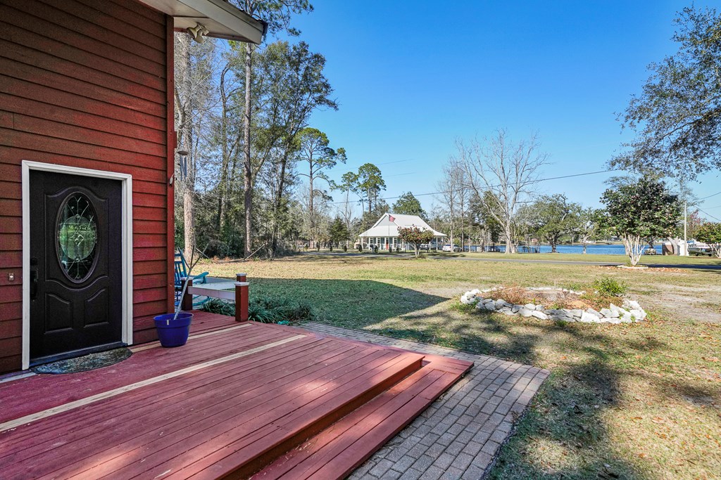 377 Lakeview Dr, 32465