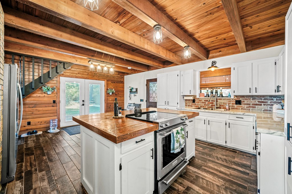 377 Lakeview Dr, 32465