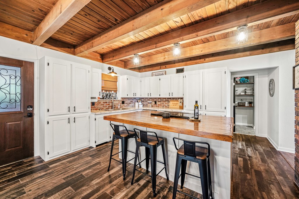 377 Lakeview Dr, 32465