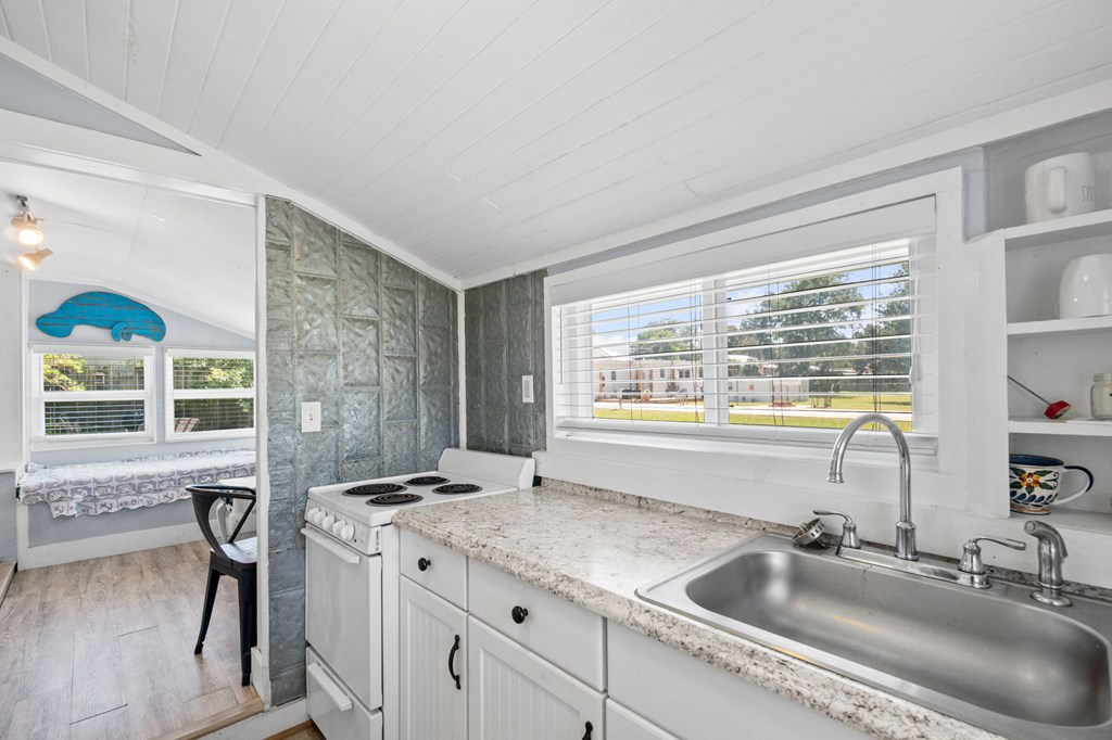 525 8th St, Port St. Joe 32456