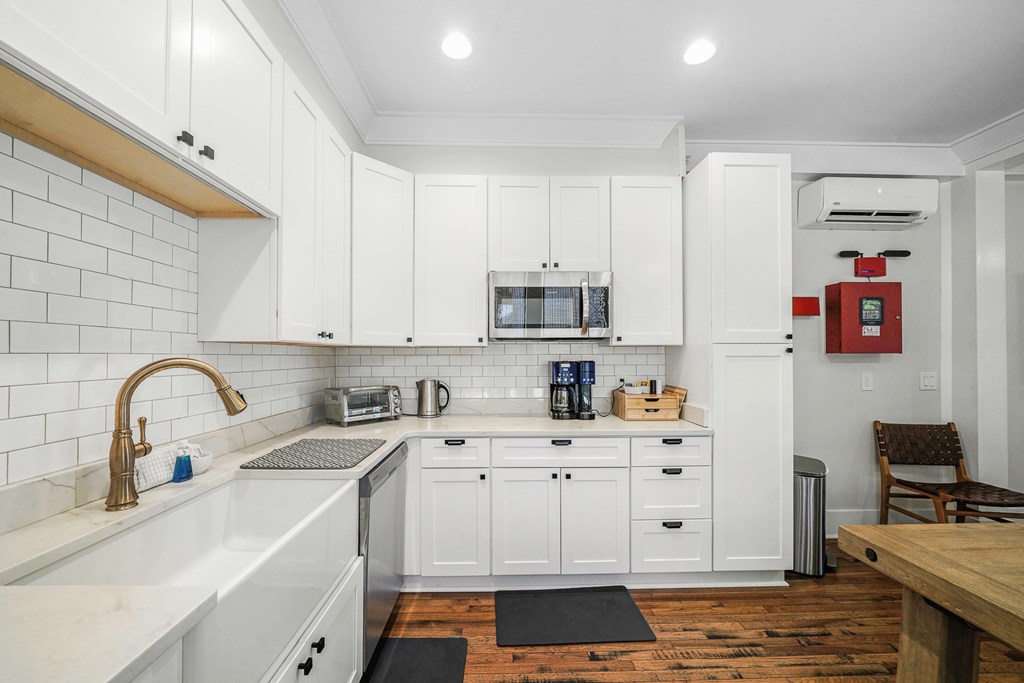 20 4th St, 32320