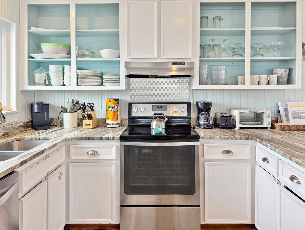 7590 Shoreline Dr, 32456