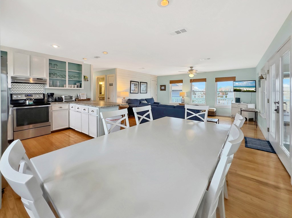 7590 Shoreline Dr, 32456