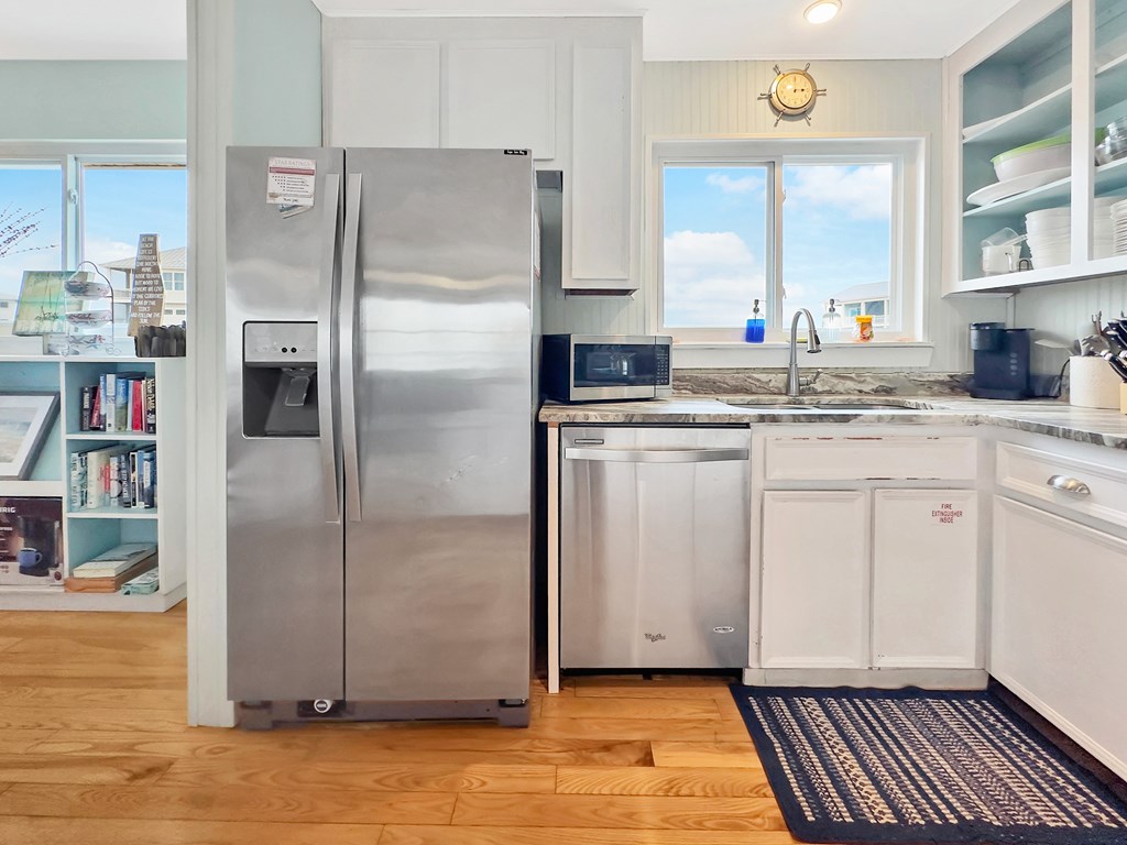 7590 Shoreline Dr, 32456