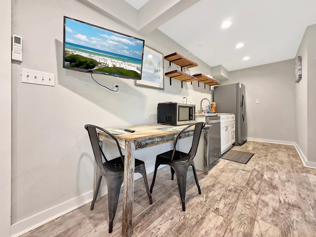 7590 Shoreline Dr, 32456