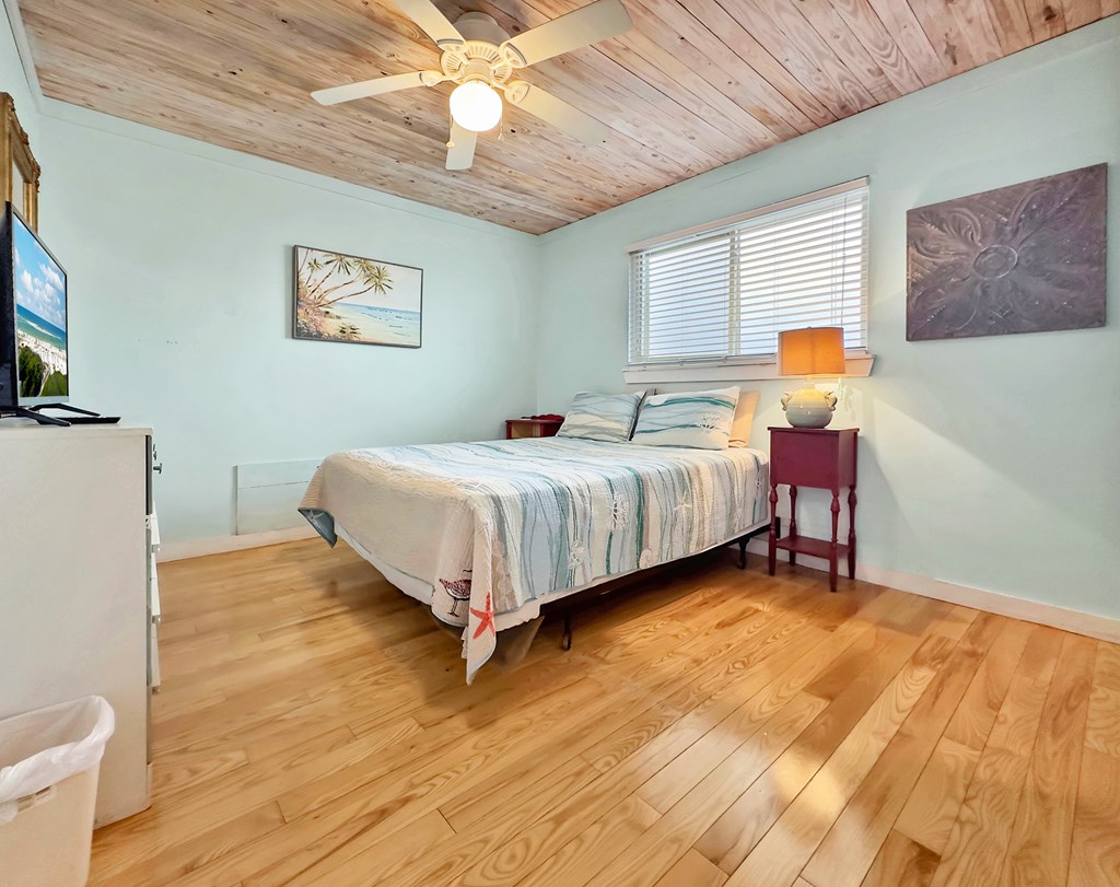 7590 Shoreline Dr, 32456