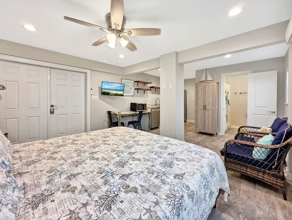 7590 Shoreline Dr, 32456