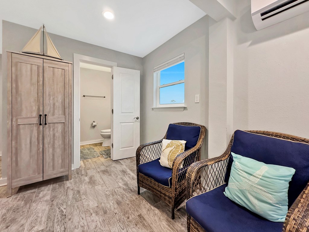 7590 Shoreline Dr, 32456