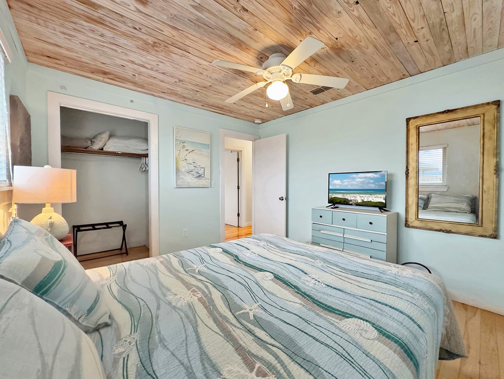 7590 Shoreline Dr, 32456