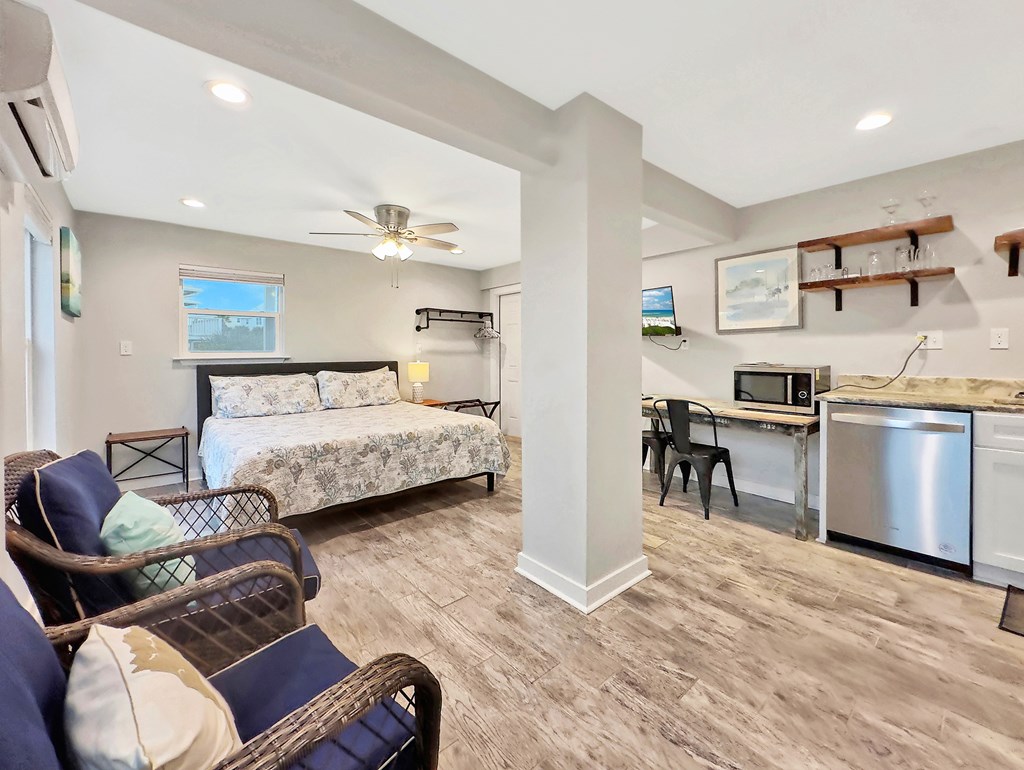 7590 Shoreline Dr, 32456