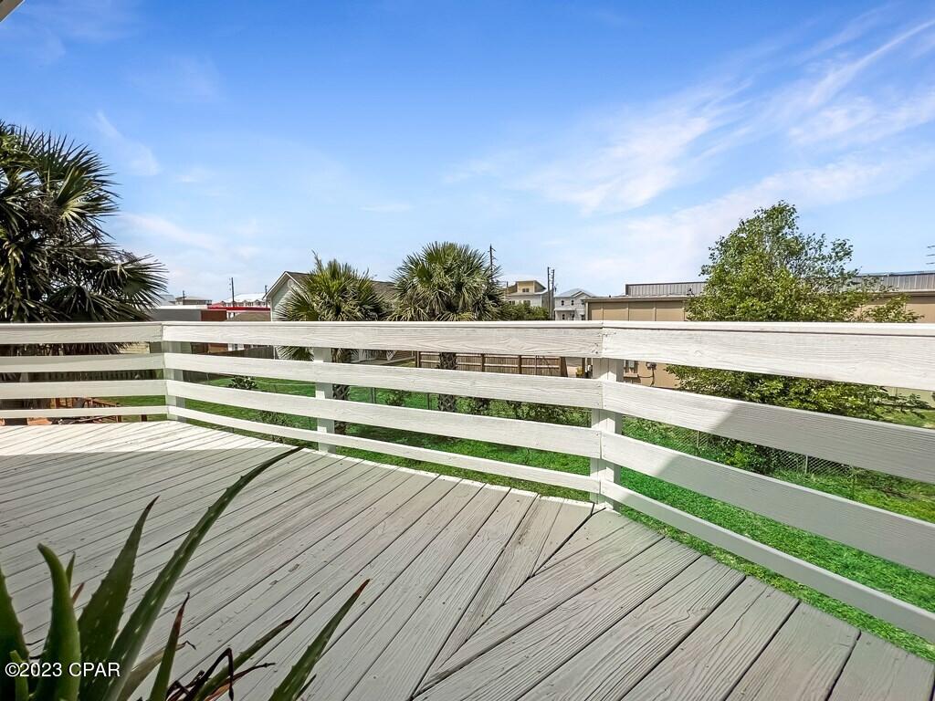 8211 Pelican Walk Lane