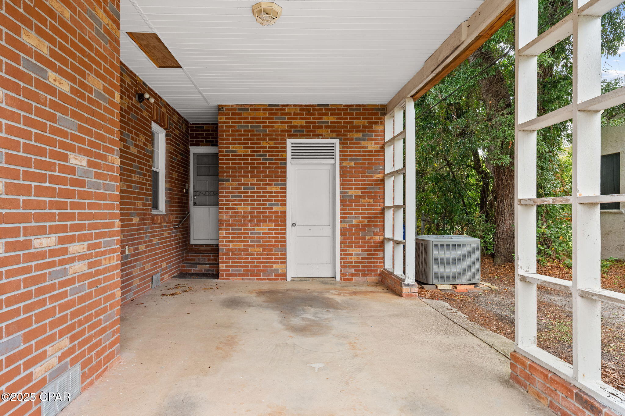 313 N Macarthur Avenue