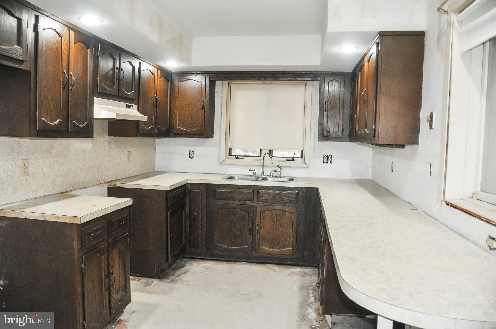121 LONGVIEW DRIVE