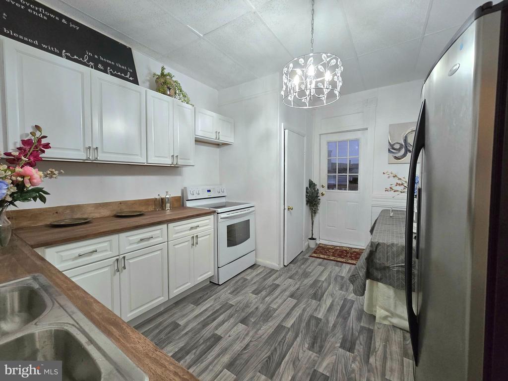 9 N WHITE STREET