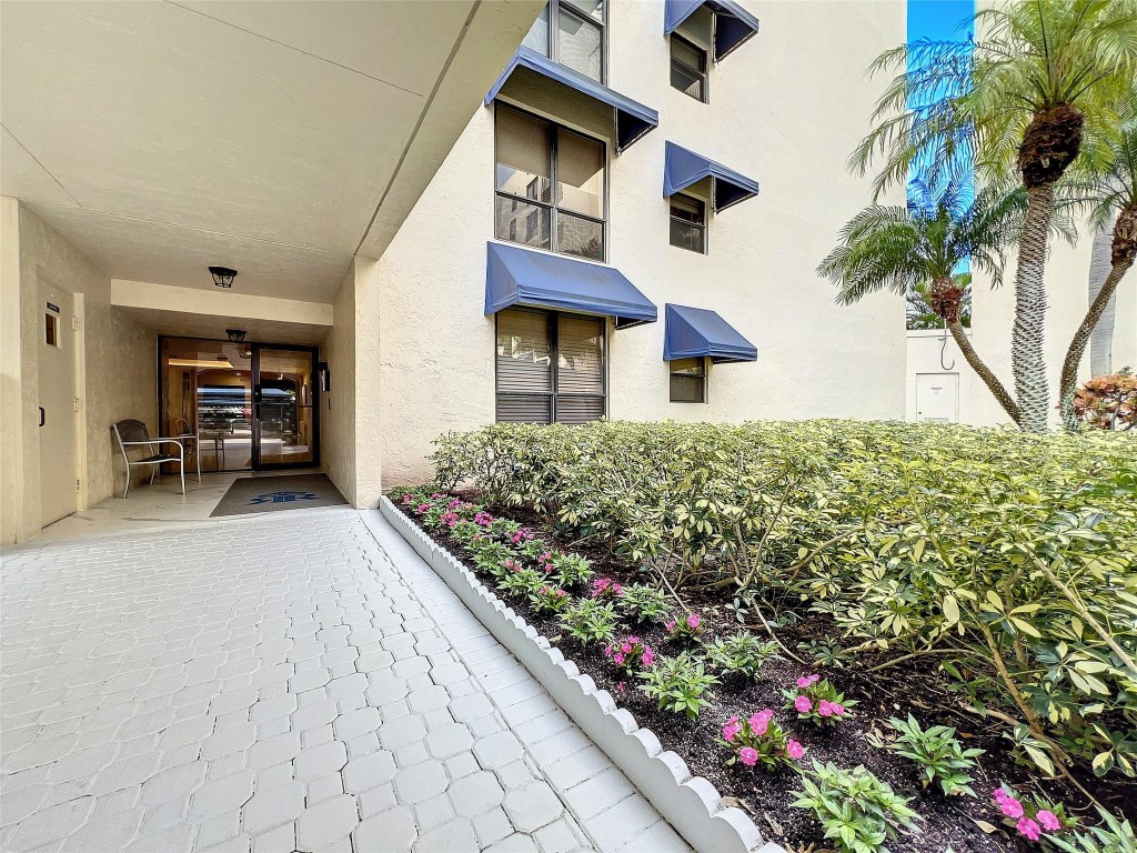 7578 Regency Lake Drive Unit: 301