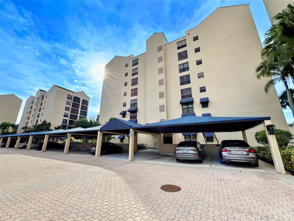 7578 Regency Lake Drive Unit: 301