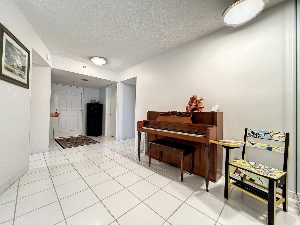 7578 Regency Lake Drive Unit: 301