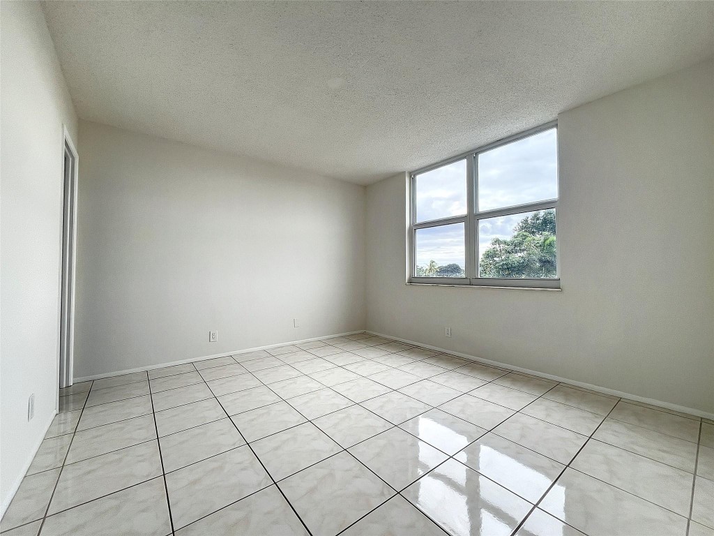 4501 NE 21st Ave Unit: 302