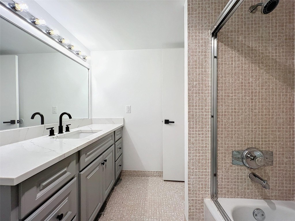 17 Colonial Club Dr 204