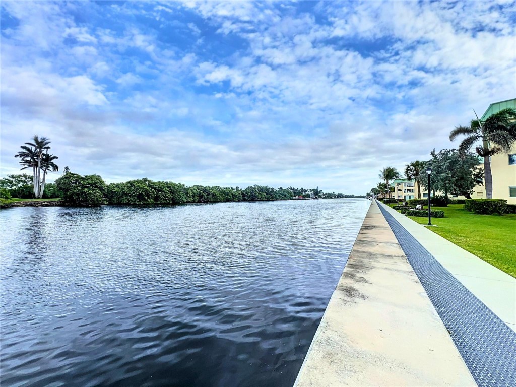 17 Colonial Club Dr 204