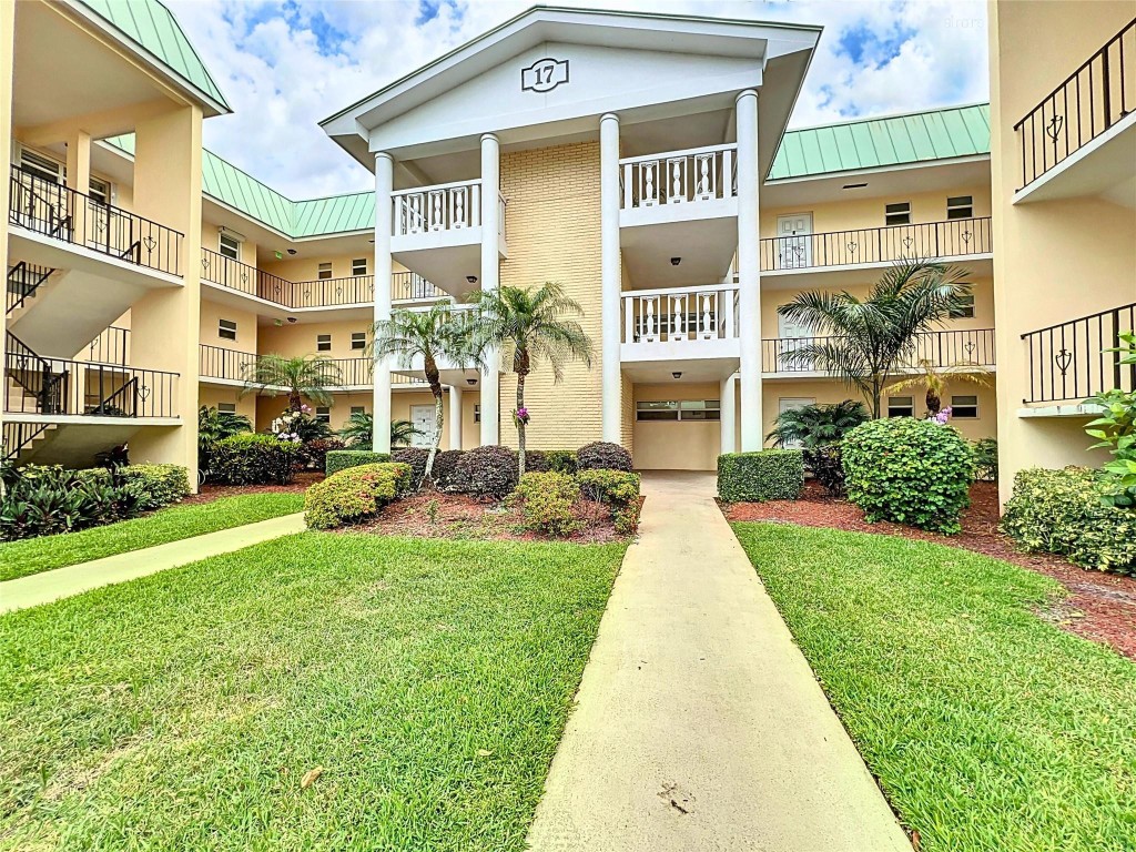 17 Colonial Club Dr 204