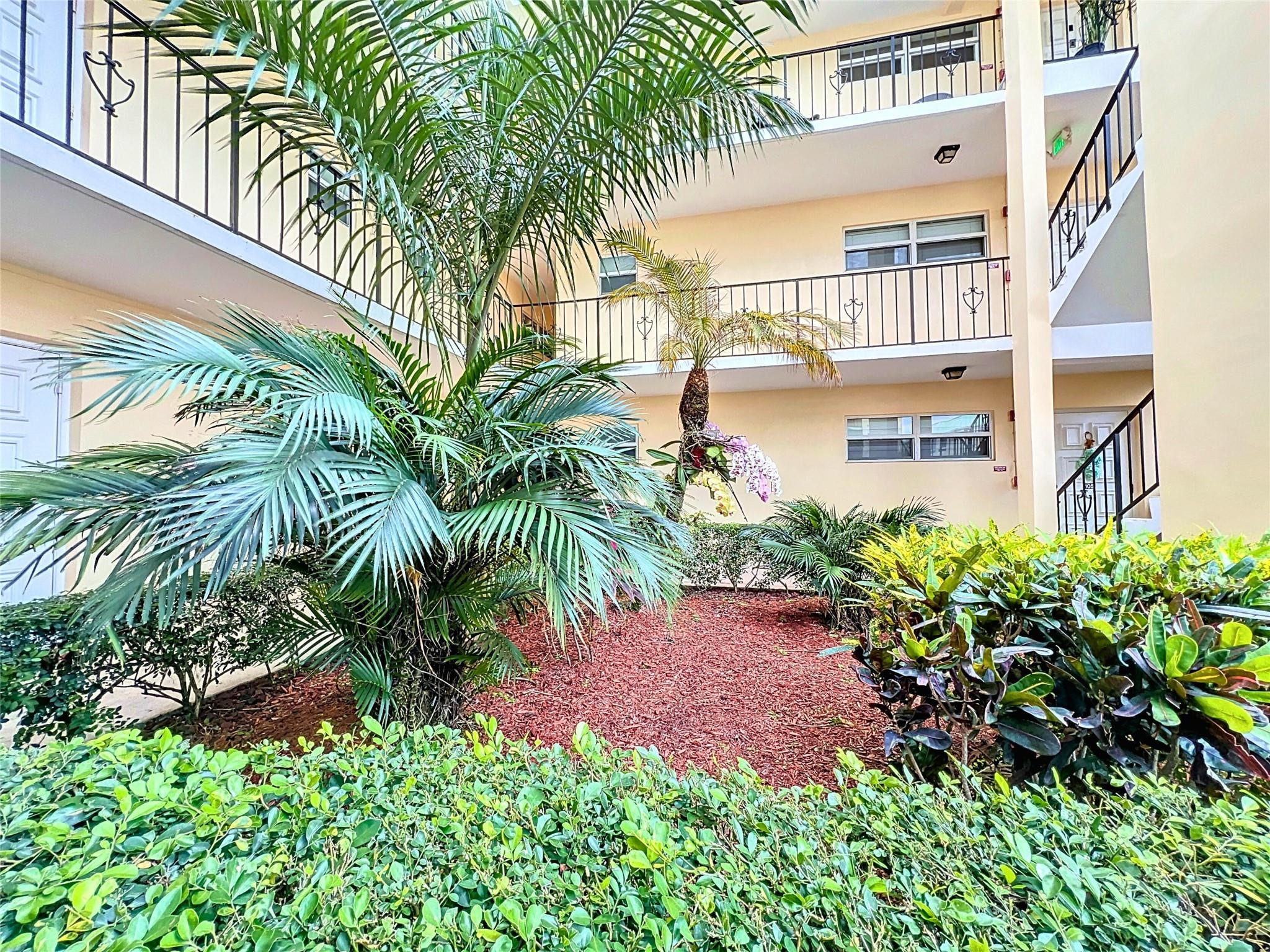 17 Colonial Club Dr 204