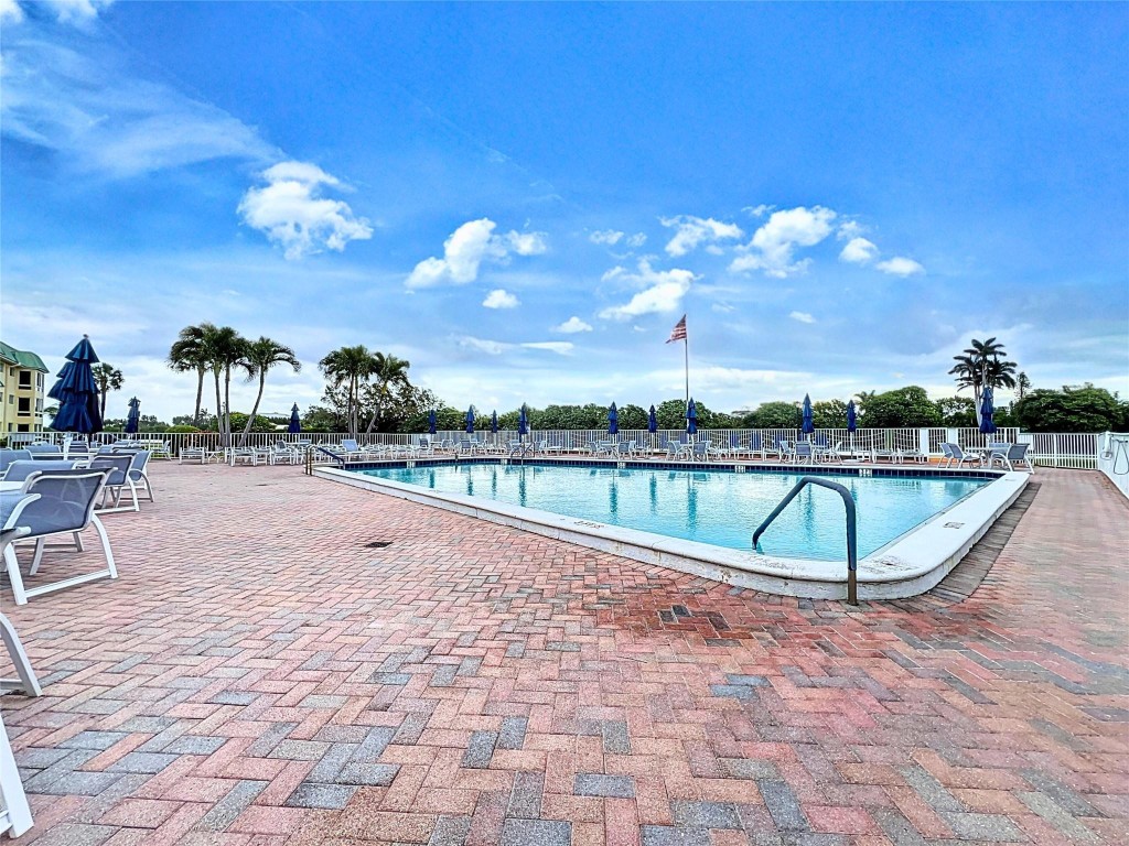 17 Colonial Club Dr 204