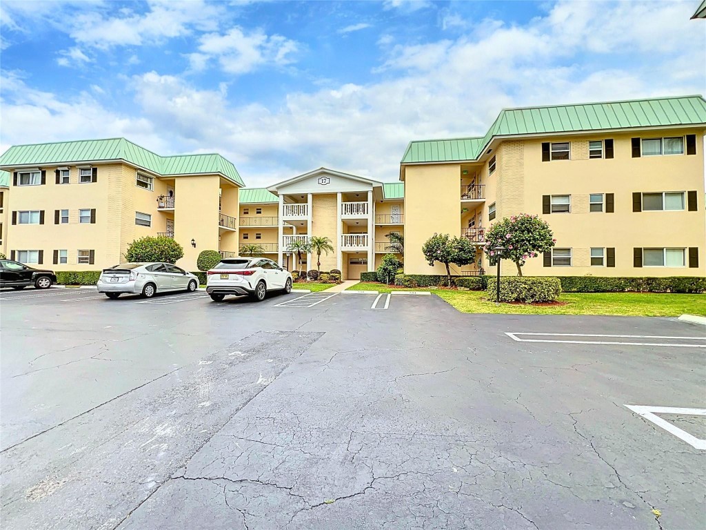 17 Colonial Club Dr 204