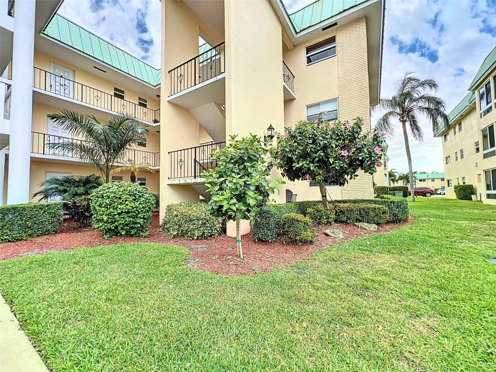 17 Colonial Club Dr 204