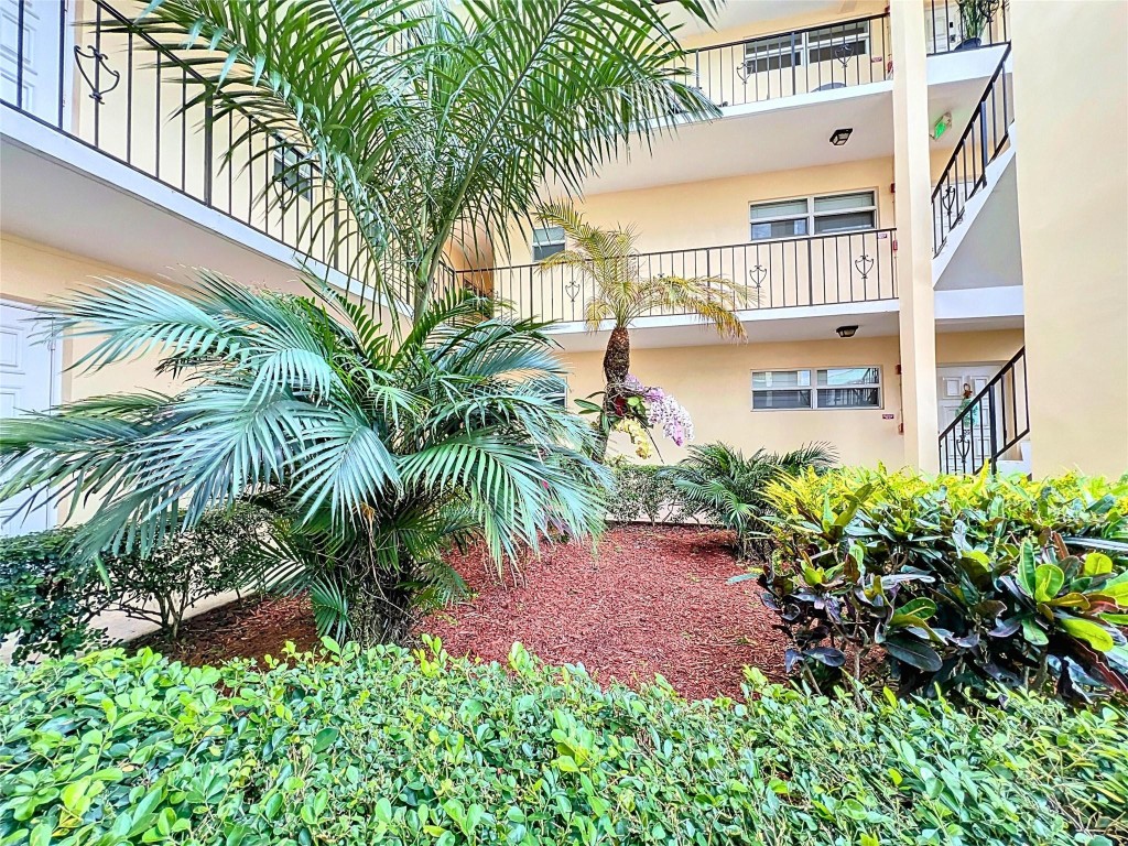 17 Colonial Club Dr 204