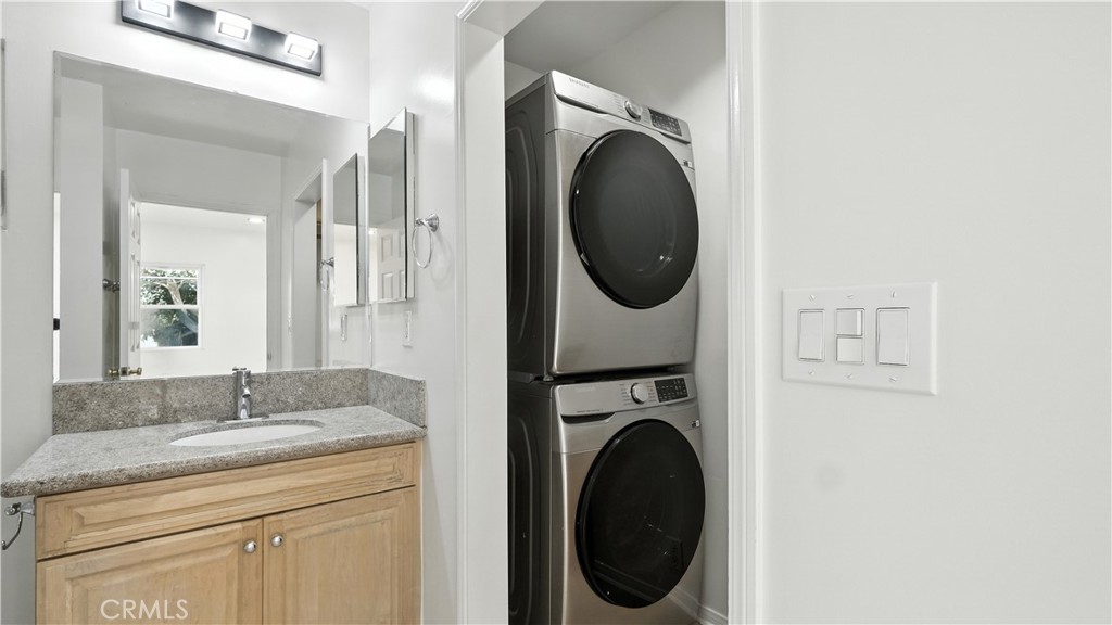 300 W Tujunga Avenue 302