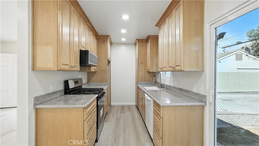 300 W Tujunga Avenue 302